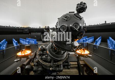 Berlin, Deutschland. 27. Januar 2023. Der Projektor in der großen Halle des Planetariums am Insulaner in Berlin-Schöneberg. Das Planetarium feiert 2023 sein 60. Jubiläum. Kredit: Jens Kalaene/dpa/Alamy Live News Stockfoto