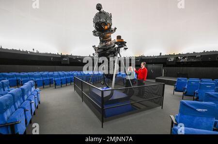 Berlin, Deutschland. 27. Januar 2023. Der Projektor in der großen Halle des Planetariums am Insulaner in Berlin-Schöneberg. Das Planetarium feiert 2023 sein 60. Jubiläum. Kredit: Jens Kalaene/dpa/Alamy Live News Stockfoto
