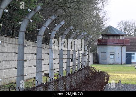 Oranienburg, Deutschland. 27. Januar 2023. Ein ehemaliger Wachturm und ein Zaun mit Stacheldraht befinden sich auf dem Gelände des Sachsenhausen Memorial and Museum. Während einer gemeinsamen Veranstaltung des Brandenburger Landesparlaments und der Gedenkfeier wurde zum ersten Mal, anstatt einen Kranz zu legen, eine Tonband-Kunstaktion mit der Frage durchgeführt: "Warum erinnern Sie sich heute?" Kredit: Soeren Stache/dpa/Alamy Live News Stockfoto