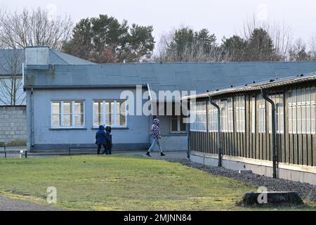 Oranienburg, Deutschland. 27. Januar 2023. Baracken stehen auf dem Gelände des Sachsenhausen-Gedenkmals und -Museums. Während einer gemeinsamen Veranstaltung des Brandenburger Landesparlaments und der Gedenkfeier wurde zum ersten Mal, anstatt einen Kranz zu legen, eine Tonband-Kunstaktion mit der Frage durchgeführt: "Warum erinnern Sie sich heute?" Kredit: Soeren Stache/dpa/Alamy Live News Stockfoto