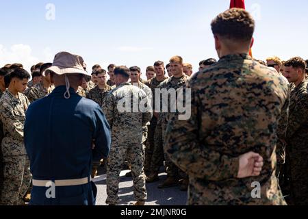 USA Navy Master Chief Petty Officer Allen Antonio, Kommandodirektor an Bord des Amphibien-Dock-Landungsschiffes USS Rushmore, spricht mit den USA Marines mit Bataillon Landing Team 2/5, 31. Marine Expeditionary Unit, in der Philippinen See, 31. August 2022. Antonio verabschiedet sich von den Marines und Matrosen an Bord der USS Rushmore, während er seine Tour in Japan beendet und sich auf einen dauerhaften Wechsel des Dienstortes vorbereitet. Die MEU des Jahres 31. wird an Bord von Schiffen der Tripolis Amphibious Ready Group im Flottenbereich 7. eingesetzt, um die Interoperabilität mit Verbündeten und Partnern zu verbessern und als schnelle Reaktion zu dienen Stockfoto