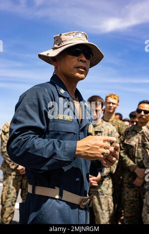 USA Navy Master Chief Petty Officer Allen Antonio, Kommandodirektor an Bord des Amphibien-Dock-Landungsschiffes USS Rushmore, spricht mit den USA Marines mit Bataillon Landing Team 2/5, 31. Marine Expeditionary Unit, in der Philippinen See, 31. August 2022. Antonio verabschiedet sich von den Marines und Matrosen an Bord der USS Rushmore, während er seine Tour in Japan beendet und sich auf einen dauerhaften Wechsel des Dienstortes vorbereitet. Die MEU des Jahres 31. wird an Bord von Schiffen der Tripolis Amphibious Ready Group im Flottenbereich 7. eingesetzt, um die Interoperabilität mit Verbündeten und Partnern zu verbessern und als schnelle Reaktion zu dienen Stockfoto