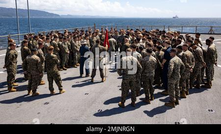 USA Navy Master Chief Petty Officer Allen Antonio, Kommandodirektor an Bord des Amphibien-Dock-Landungsschiffes USS Rushmore, spricht mit den USA Marines mit Bataillon Landing Team 2/5, 31. Marine Expeditionary Unit, in der Philippinen See, 31. August 2022. Antonio verabschiedet sich von den Marines und Matrosen an Bord der USS Rushmore, während er seine Tour in Japan beendet und sich auf einen dauerhaften Wechsel des Dienstortes vorbereitet. Die MEU des Jahres 31. wird an Bord von Schiffen der Tripolis Amphibious Ready Group im Flottenbereich 7. eingesetzt, um die Interoperabilität mit Verbündeten und Partnern zu verbessern und als schnelle Reaktion zu dienen Stockfoto