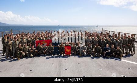 USA Navy Master Chief Petty Officer Allen Antonio, Kommandodirektor an Bord des Amphibien-Dock-Landungsschiffes USS Rushmore, spricht mit den USA Marines mit Bataillon Landing Team 2/5, 31. Marine Expeditionary Unit, in der Philippinen See, 31. August 2022. Antonio verabschiedet sich von den Marines und Matrosen an Bord der USS Rushmore, während er seine Tour in Japan beendet und sich auf einen dauerhaften Wechsel des Dienstortes vorbereitet. Die MEU des Jahres 31. wird an Bord von Schiffen der Tripolis Amphibious Ready Group im Flottenbereich 7. eingesetzt, um die Interoperabilität mit Verbündeten und Partnern zu verbessern und als schnelle Reaktion zu dienen Stockfoto