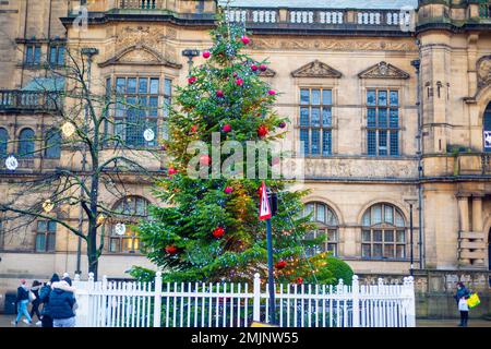Yorkshire, Großbritannien – 21. Dezember 2020: Wunderschön dekorierter Weihnachtsbaum vor dem Rathaus von Sheffield Stockfoto