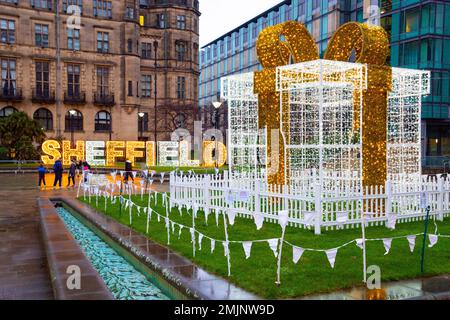 Yorkshire, Großbritannien – 21. Dezember 2020: Riesiges weißes Weihnachtsgeschenk und Weihnachtsbeleuchtung von Sheffield in den Peace Gardens Stockfoto