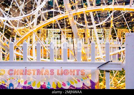 Yorkshire, Großbritannien – 21. Dezember 2020: Sheffield lit up: Nahaufnahme der Weihnachtsbeleuchtung in den Peace Gardens Stockfoto