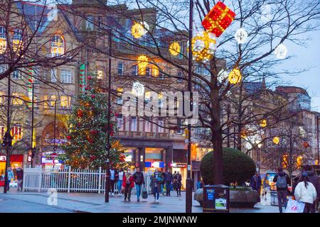 Yorkshire, Vereinigtes Königreich – 21. Dezember 2020: Sheffield beleuchtet: Weihnachtsbeleuchtung auf Fargate, City Centre Stockfoto