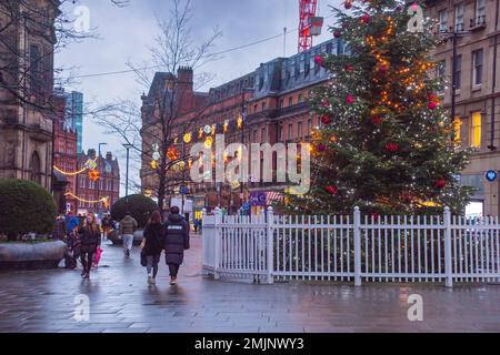 Yorkshire, Großbritannien – 21. Dezember 2020: Wunderschön dekorierter Weihnachtsbaum auf Fargate, Stadtzentrum Stockfoto