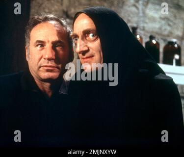 MEL BROOKS und MARTY FELDMAN im JUNGEN FRANKENSTEIN (1974), Regie: MEL BROOKS. Kredit: 20. CENTURY FOX / Album Stockfoto