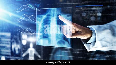 Arzt, Gesundheitswesen oder Finger-auf-Röntgen-Hologramm bei Tuberkulose-Virus, Krebsanalyse oder Asthma-Röntgen in der Nacht. Futuristische, abstrakte oder medizinische Lungen Stockfoto