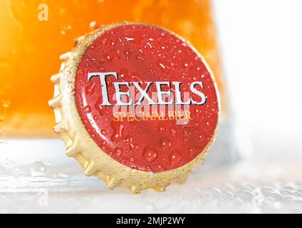 LONDON, UK - 29. DEZEMBER 2022: Texels Craft-Bier-Flaschenverschluss mit kaltem Glas auf Weiß. Hergestellt in den Niederlanden. Stockfoto