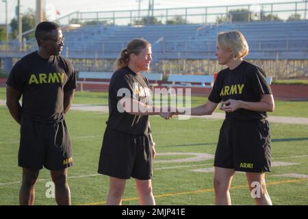 Brigg. General Mary V. Krueger, Befehlshaber des Regional Health Command-Atlantic, schloss sich den Soldaten des Blanchfield Army Community Hospital während ihrer Kampffeldrundfahrt am 31. August 2022 in Fort Campbell, Kentucky, zur körperlichen Ausbildung an. Sie erhielt auch eine Unterweisung in der Pose-Laufmethode von LT. Oberstleutnant Angela Diebal-Lee, stellvertretender Befehlshaber für Bereitschafts- und Aussenkliniken in BACH. Stockfoto