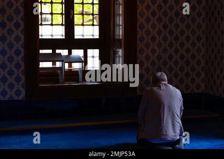 Islamisches Foto. Ein muslimischer Mann betet in der Moschee vor einem Fenster. Ramadan oder islamischer Hintergrund. Ankara Turkiye - 5.17.2022 Stockfoto