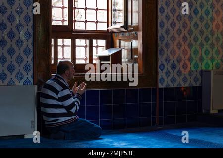 Islamisches Foto. Ein muslimischer Mann betet oder dua in einer Moschee. Ramadan oder islamic oder kandil oder Laylat al-qadr Konzeptfoto. Ankara Turkiye - 5.17.2022 Stockfoto