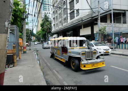 Philippines Manila - farbenfroher alter Jeepney Stockfoto