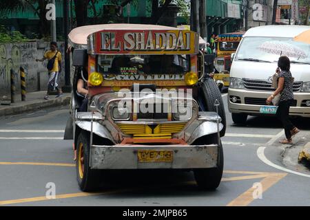 Philippines Manila - farbenfroher alter Jeepney Stockfoto