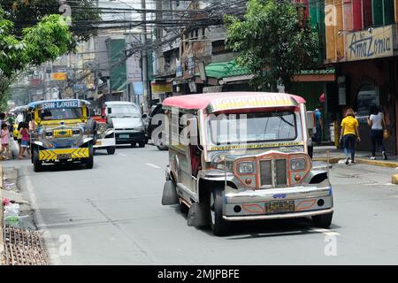 Philippines Manila - farbenfroher alter Jeepney Stockfoto