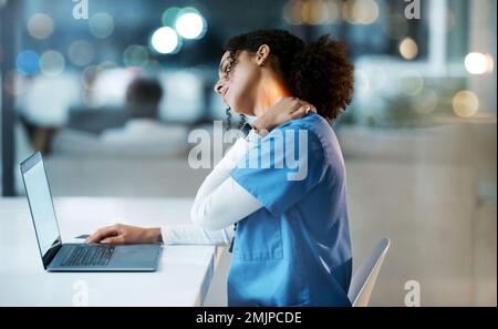 Arzt, Laptop und Nackenschmerzen in der Nacht unter Stress, Überlastung oder Burnout am Schreibtisch im Krankenhaus. Frau Medizinerin leidet unter Schmerzen Stockfoto