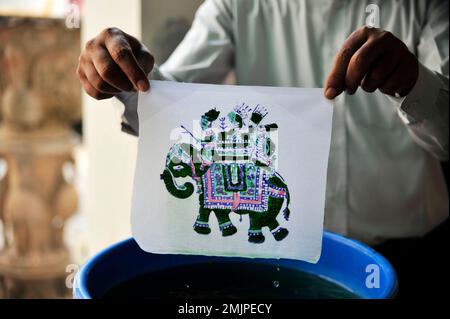 Stofffärbedemonstration mit Stempel in einer indischen Fabrik - Jaipur Rajasthan Stockfoto