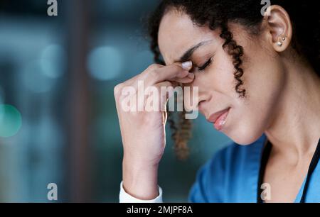 Nacht, Stress und Kopfschmerzen mit Gesicht des Arztes zur medizinischen, Denkens- und Deadline-Ubersicht. Burnout, Rechenschaftspflicht und psychische Gesundheit bei schwarzer Frau Stockfoto