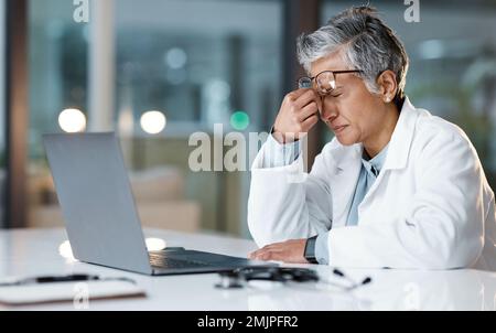 Nacht, Stress und Kopfschmerzen mit Gesicht des Arztes zur medizinischen, Denkens- und Deadline-Ubersicht. Burnout, Compliance und psychische Gesundheit mit schwarzer Frau für Stockfoto