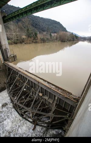 Staudamm auf dem Fluss Garigliano - ein Vollwasserfluss nach starken Regenfällen und Überschwemmungen Stockfoto