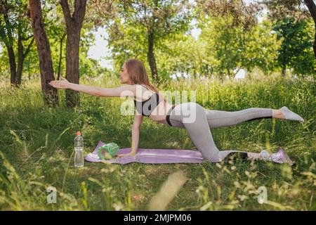 Frau Training Training im Fitnessstudio Fitness brechen Entspannen Apfelfrucht halten nach Training Sport mit Kurzhantel und Protein Shake Flasche gesunder Lebensstil Stockfoto