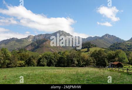 Asturien und Kantabrien sind bekannt für ihre Strände, aber der Zauber liegt in den Bergen des Picos de Europa Stockfoto