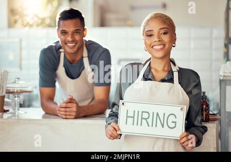 „Happy, Partnership and Hiring“-Zeichen von kleinen Unternehmern im Café oder Café zur gemeinsamen Unterstützung. Porträt, Rekrutierung und freie Stelle bei einem Start-up Stockfoto