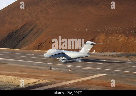 Ein C-17 Globemaster landet auf der neu fertiggestellten östlichen Start- und Landebahn auf Ascension Island am 31. August 2022. Nach der Fertigstellung der ersten Hälfte der Start- und Landebahn bereitet sich das Air Force Civil Engineer Center darauf vor, in den kommenden Wochen mit den Arbeiten an der westlichen Start- und Landebahn zu beginnen. (USA Luftwaffe Foto) Stockfoto