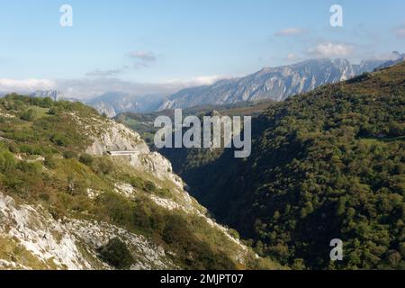 Asturien und Kantabrien sind bekannt für ihre Strände, aber der Zauber liegt in den Bergen des Picos de Europa Stockfoto