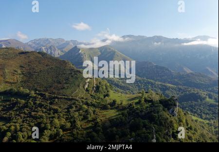 Asturien und Kantabrien sind bekannt für ihre Strände, aber der Zauber liegt in den Bergen des Picos de Europa Stockfoto