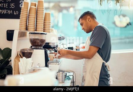 Café-Bar, Maschine und Barista, der im Restaurant einen Espresso oder Latte bestellt. Morgen, Cafeteria und männlicher Kellner aus Mexiko bereiten sich vor Stockfoto