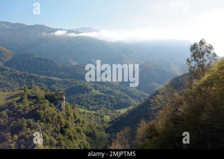 Asturien und Kantabrien sind bekannt für ihre Strände, aber der Zauber liegt in den Bergen des Picos de Europa Stockfoto