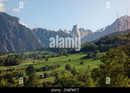 Asturien und Kantabrien sind bekannt für ihre Strände, aber der Zauber liegt in den Bergen des Picos de Europa Stockfoto