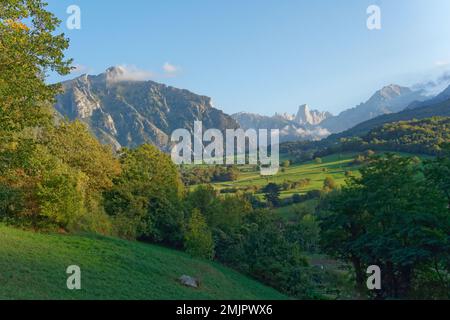 Asturien und Kantabrien sind bekannt für ihre Strände, aber der Zauber liegt in den Bergen des Picos de Europa Stockfoto