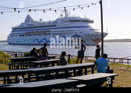 AIDAaura Kreuzfahrtschiff, das den Hafen von Durban an einem heißen Sommermorgen anfährt. Stockfoto