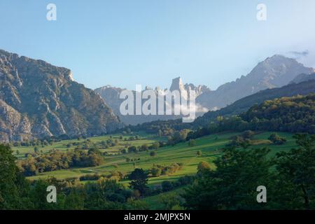 Asturien und Kantabrien sind bekannt für ihre Strände, aber der Zauber liegt in den Bergen des Picos de Europa Stockfoto