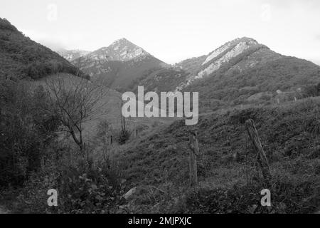 Asturien und Kantabrien sind bekannt für ihre Strände, aber der Zauber liegt in den Bergen des Picos de Europa Stockfoto