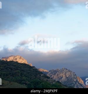 Asturien und Kantabrien sind bekannt für ihre Strände, aber der Zauber liegt in den Bergen des Picos de Europa Stockfoto