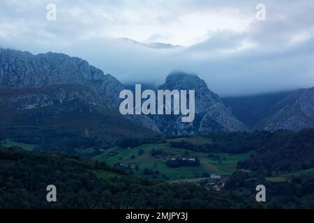 Asturien und Kantabrien sind bekannt für ihre Strände, aber der Zauber liegt in den Bergen des Picos de Europa Stockfoto