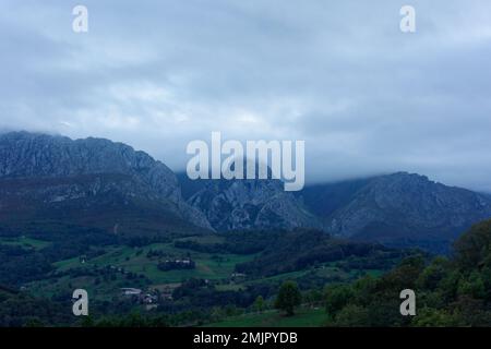 Asturien und Kantabrien sind bekannt für ihre Strände, aber der Zauber liegt in den Bergen des Picos de Europa Stockfoto