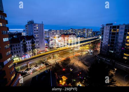 Berlin, Deutschland. 27. Januar 2023. Das Kottbusser-Tor in der Dämmerung. (Aufnahme mit Langzeitbelichtung) Kredit: Christoph Soeder/dpa/Alamy Live News Stockfoto