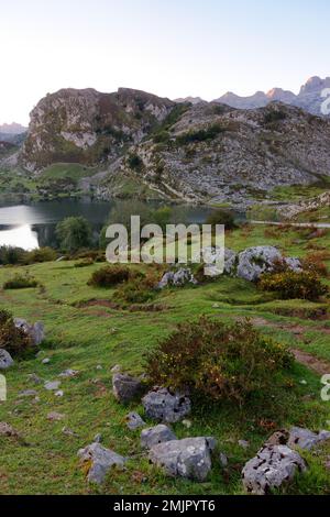 Asturien und Kantabrien sind bekannt für ihre Strände, aber der Zauber liegt in den Bergen des Picos de Europa Stockfoto