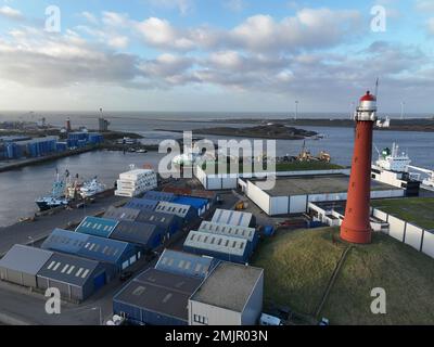 IJmuiden, 11. Dezember 2023, Niederlande. Der Leuchtturm von Hoge Vuurtoren Ijmuiden am Eingang des Nordseekanals ist einer der höchsten Stockfoto