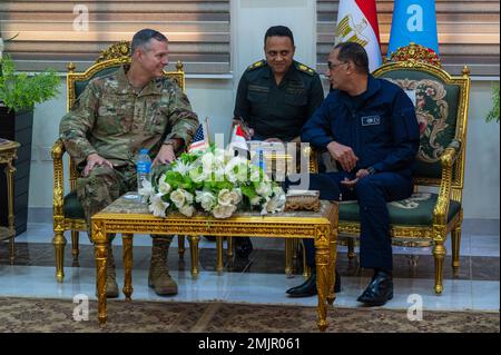 USA Generalleutnant Alexus G. Grynkewich, Befehlshaber der Neunten Luftwaffe (Air Force Central) (links), trifft Generalmajor Mamdouh Ghonei, Leiter der Abteilung Luftwaffenmanagement und -Verwaltung, am Luftwaffenstützpunkt Kairo West, Kairo, Ägypten, 31. August 2022. Während seines Besuchs traf sich Grynkewich mit ägyptischen Militärführern, um Militäroperationen besser zu integrieren, entschlossene Partnerschaften zu stärken und die Sicherheit innerhalb der USA zu gewährleisten Verantwortungsbereich des Zentralkommandos. Stockfoto