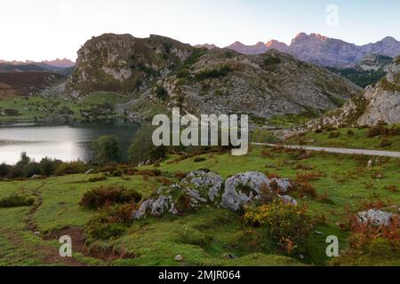 Asturien und Kantabrien sind bekannt für ihre Strände, aber der Zauber liegt in den Bergen des Picos de Europa Stockfoto