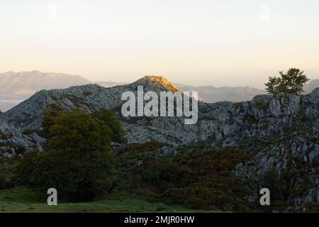 Asturien und Kantabrien sind bekannt für ihre Strände, aber der Zauber liegt in den Bergen des Picos de Europa Stockfoto