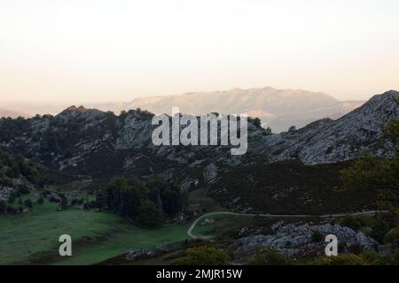 Asturien und Kantabrien sind bekannt für ihre Strände, aber der Zauber liegt in den Bergen des Picos de Europa Stockfoto